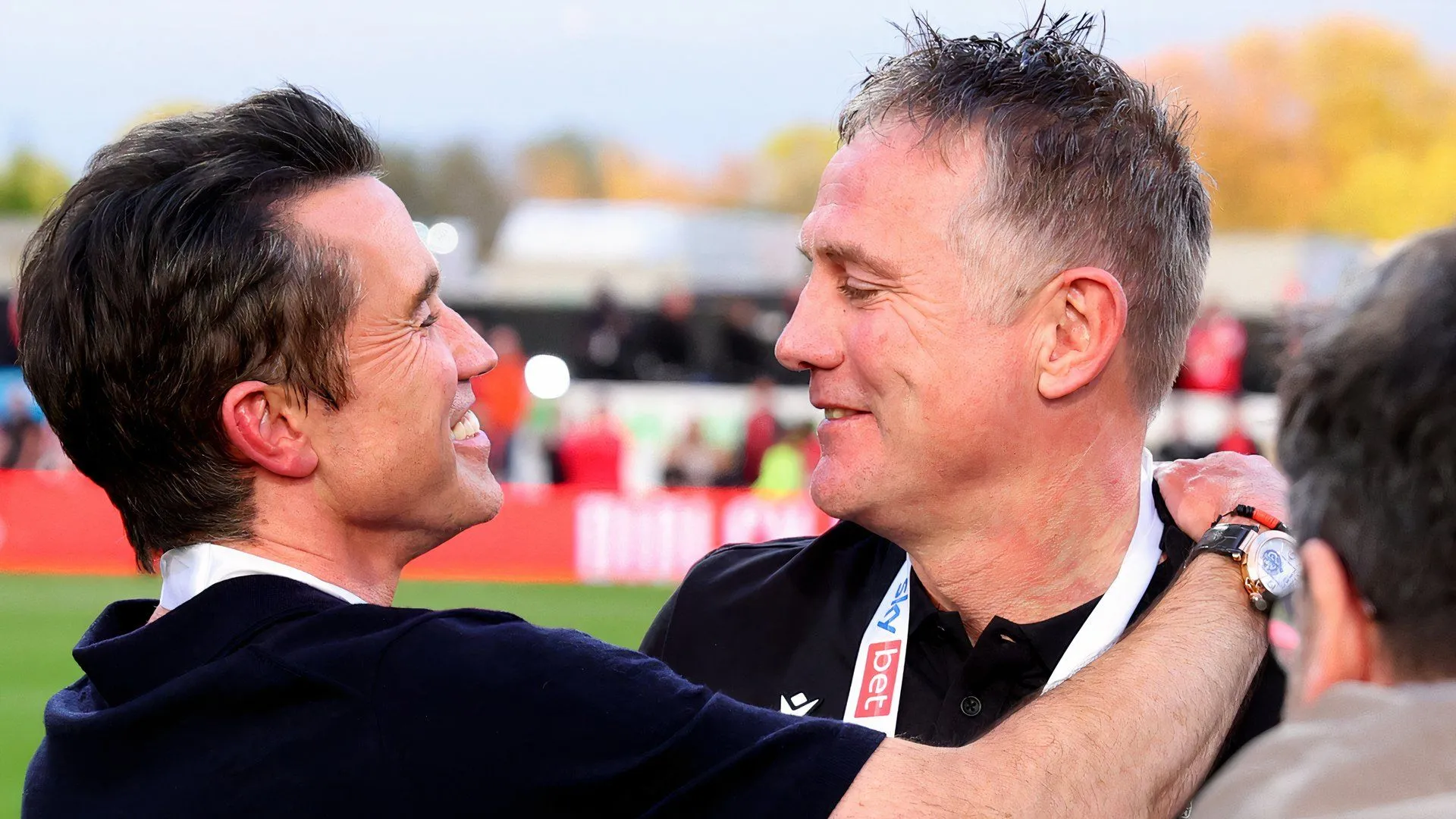 Phil Parkinson ăn mừng cùng Wrexham sau chức vô địch League One, thể hiện niềm vui và sự quyết tâm của huấn luyện viên