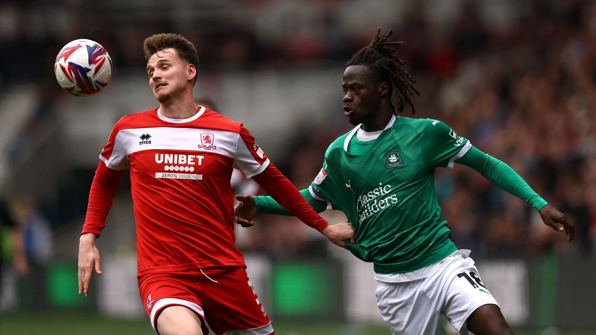 Rav van den Berg, trung vệ người Hà Lan của Middlesbrough, với gương mặt trầm tư giữa những đồn đoán về tương lai tại CLB.