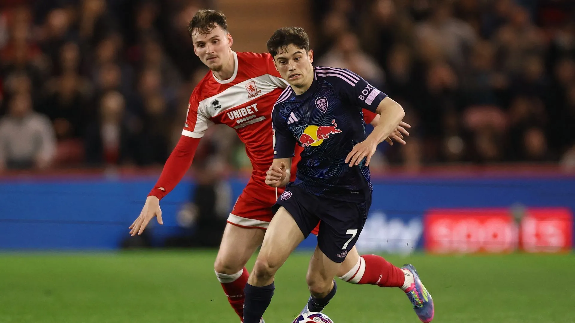 Rav van den Berg, trung vệ trẻ tài năng của Middlesbrough, đang là tâm điểm tin đồn chuyển nhượng mùa hè.