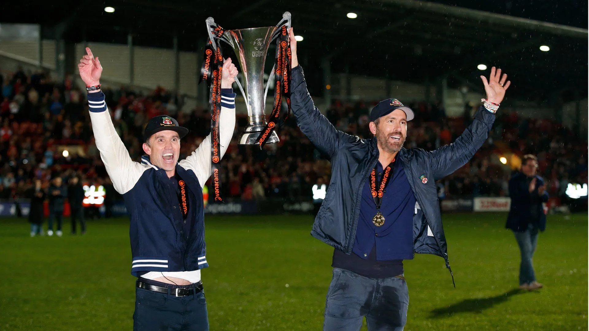 Ryan Reynolds và Rob McElhenney, những ông chủ Hollywood đã hồi sinh CLB Wrexham