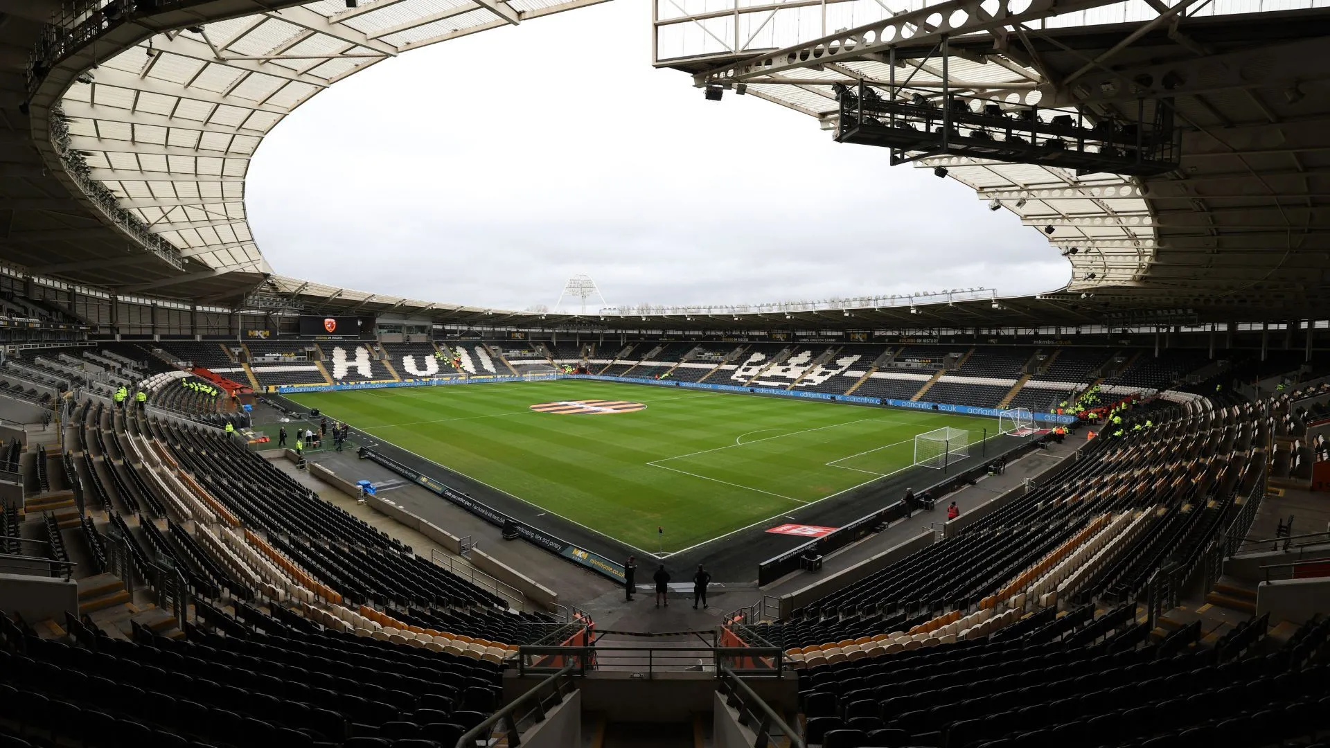Sân vận động MKM của Hull City rực sáng ánh đèn