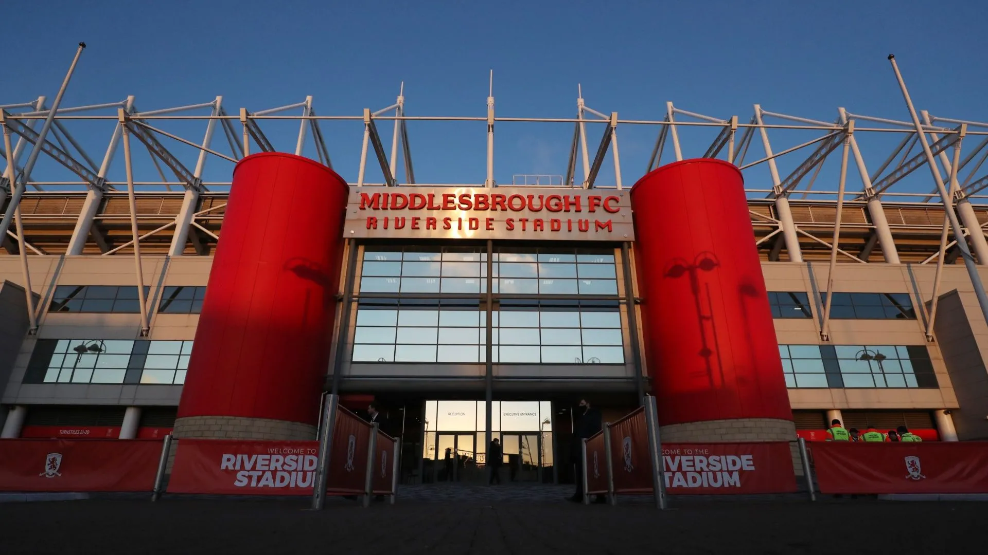Sân vận động Riverside của Middlesbrough trong ánh nắng chiều