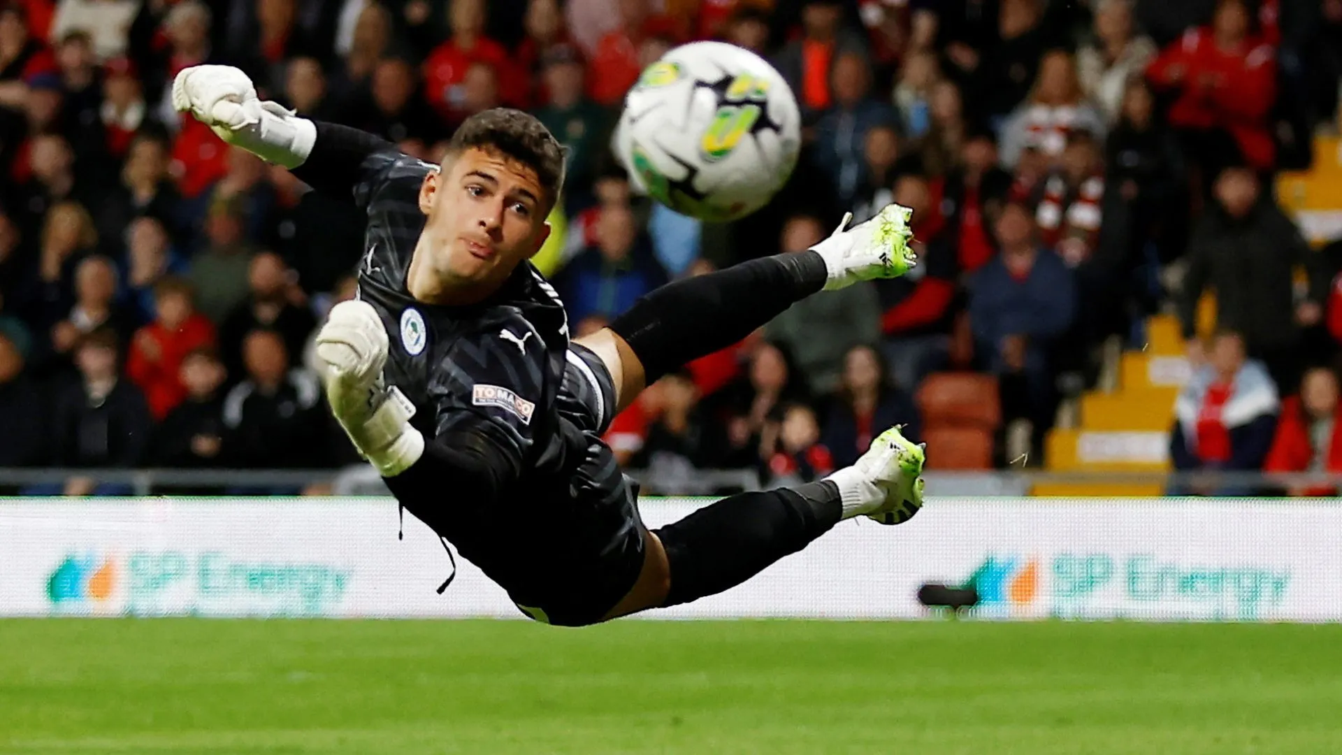 Thủ môn Sam Tickle của Wigan Athletic trong một pha bóng, minh chứng cho tài năng được đánh giá cao ở League One.