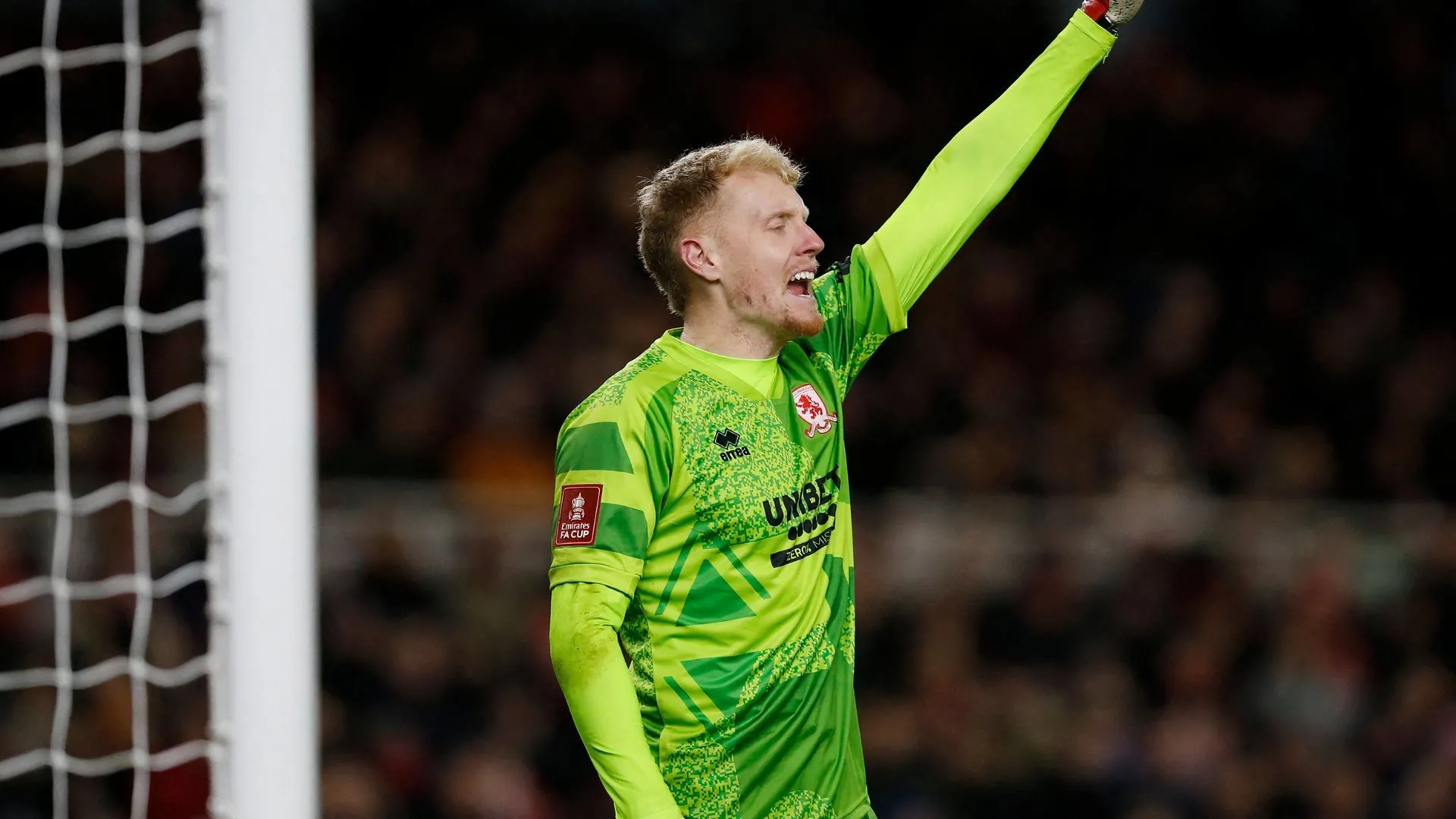 Thủ môn Thomas Glover của Middlesbrough, trong trang phục thi đấu, đang tập trung nhìn về phía trước, đối mặt với tương lai không chắc chắn tại Riverside.