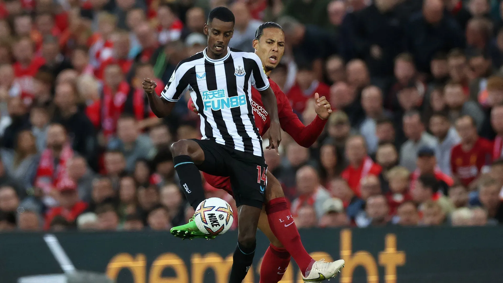 Tiền đạo Alexander Isak của Newcastle United và trung vệ Virgil Van Dijk của Liverpool trong một pha tranh chấp bóng
