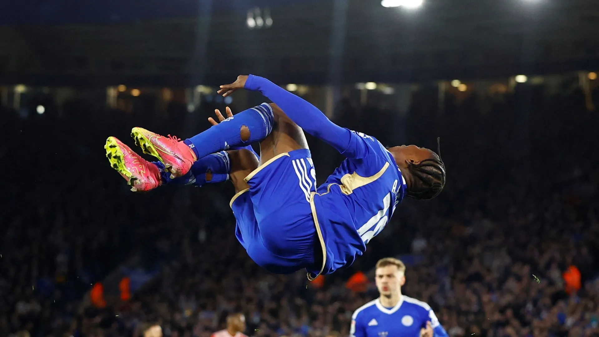 Tiền vệ cánh tài năng Abdul Fatawu biểu cảm tập trung trong trận đấu của Leicester City.