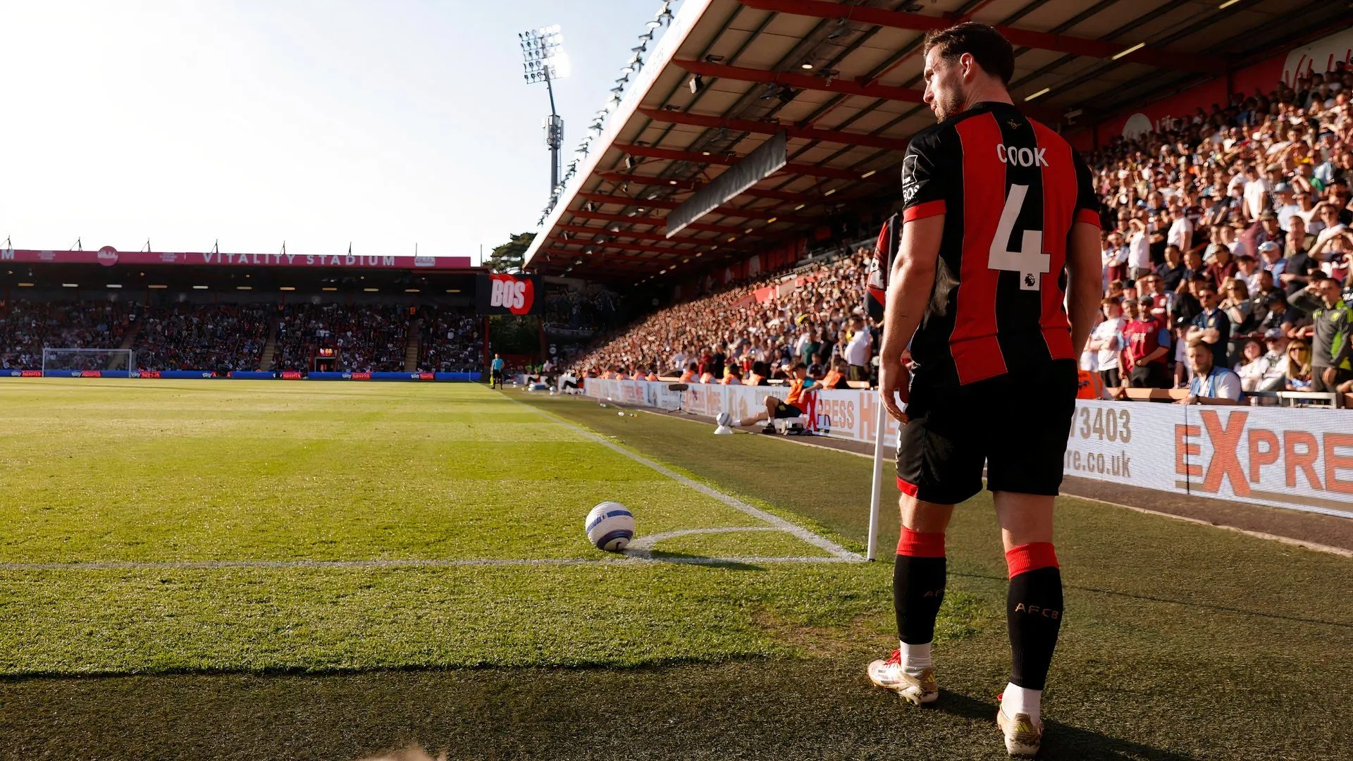 Tiền vệ Lewis Cook của Bournemouth, mục tiêu chuyển nhượng của Ipswich Town.