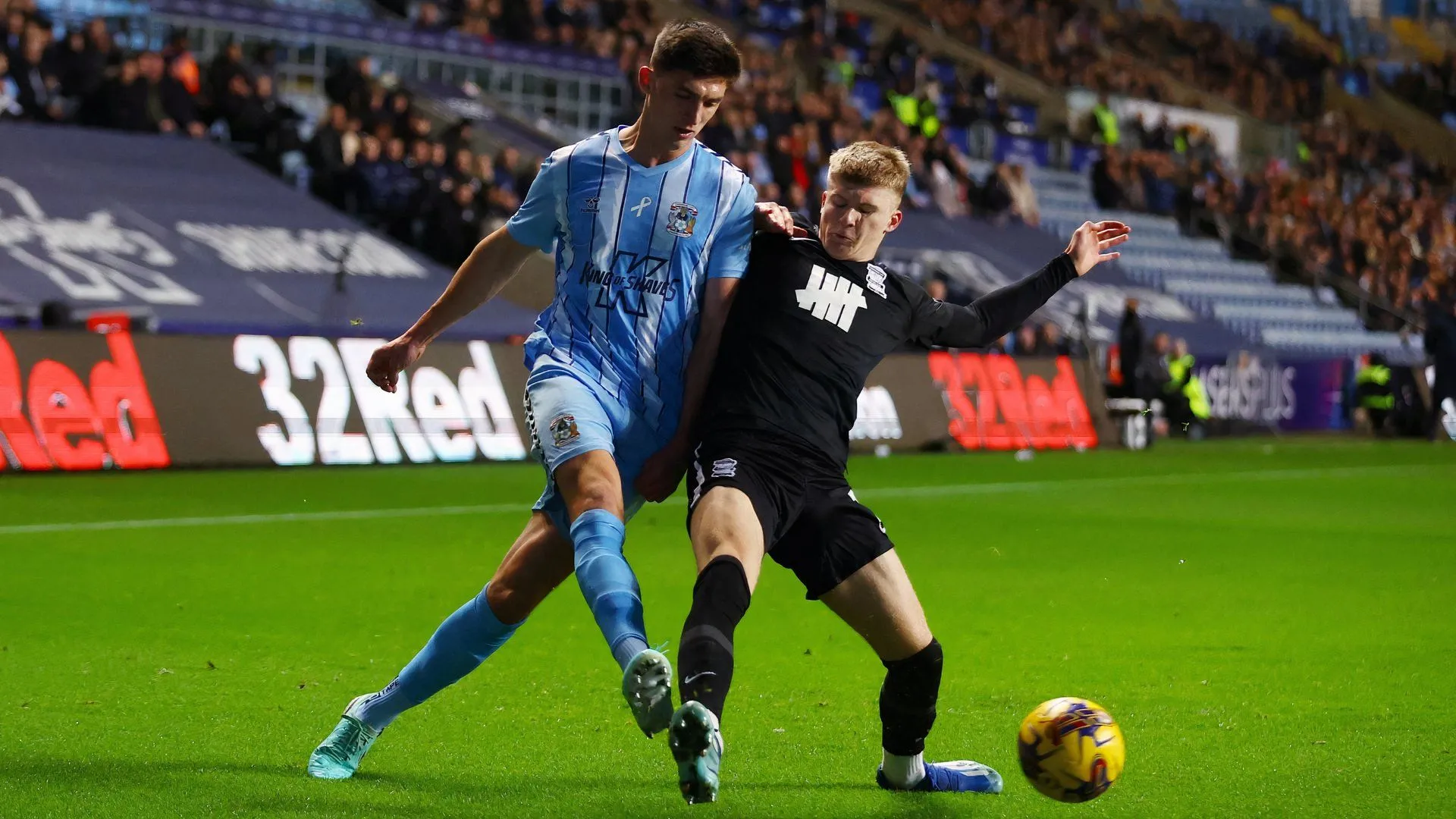 Trung vệ Bobby Thomas trong màu áo Coventry City, với gương mặt đầy sự tập trung và quyết tâm trong một pha bóng quan trọng trên sân.