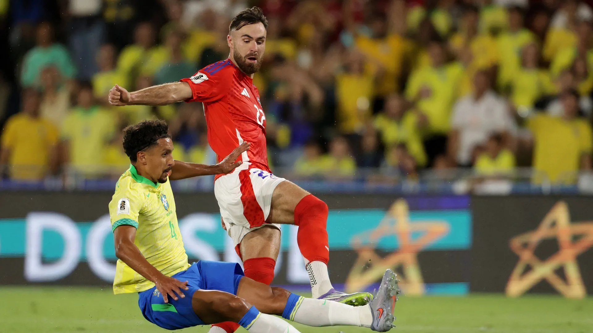 Ben Brereton Diaz thi đấu cho Chile trong trận gặp Brazil