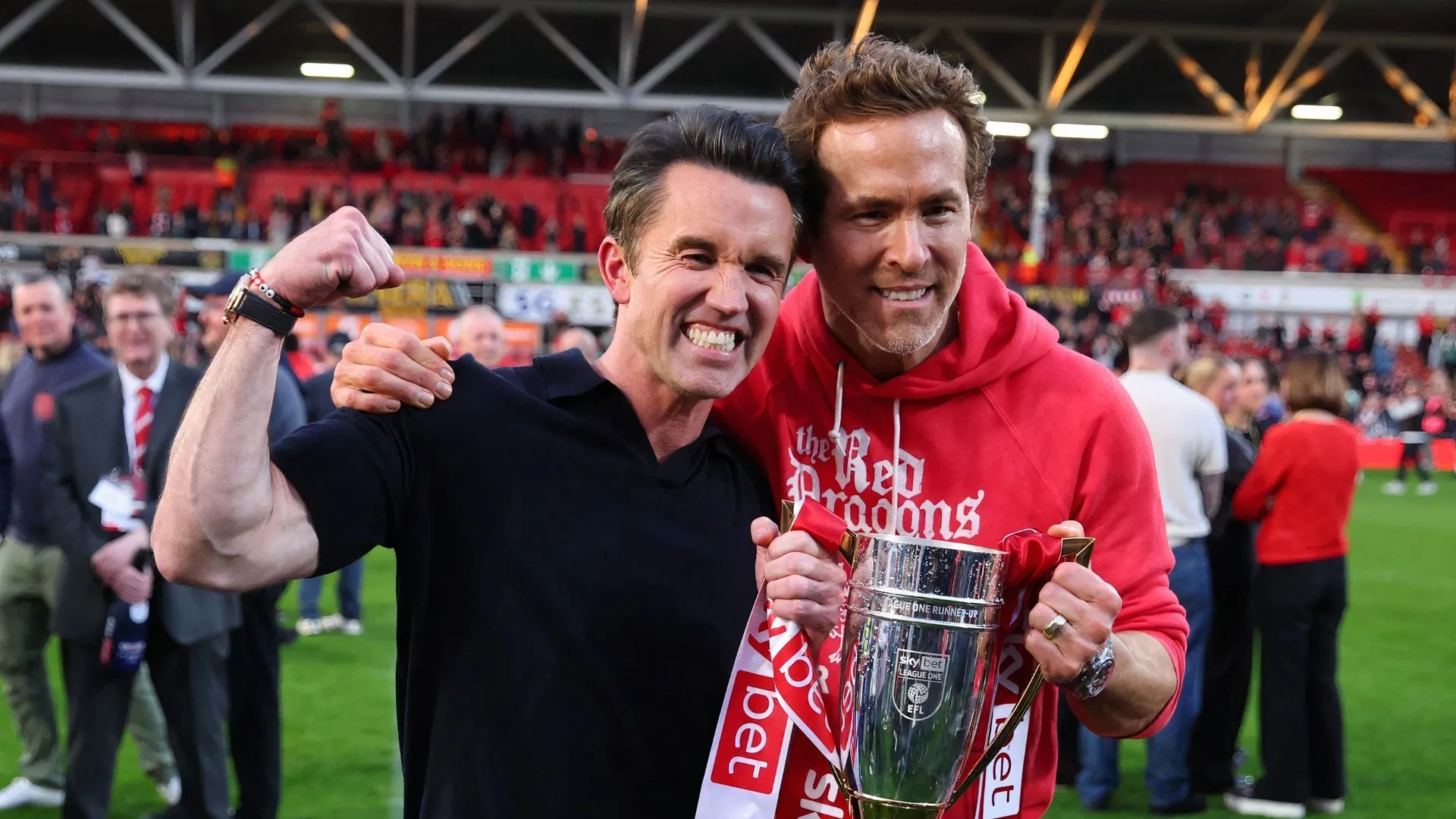 Hai ông chủ Hollywood Rob McElhenney và Ryan Reynolds trên khán đài, biểu tượng cho tham vọng thăng hạng của Wrexham