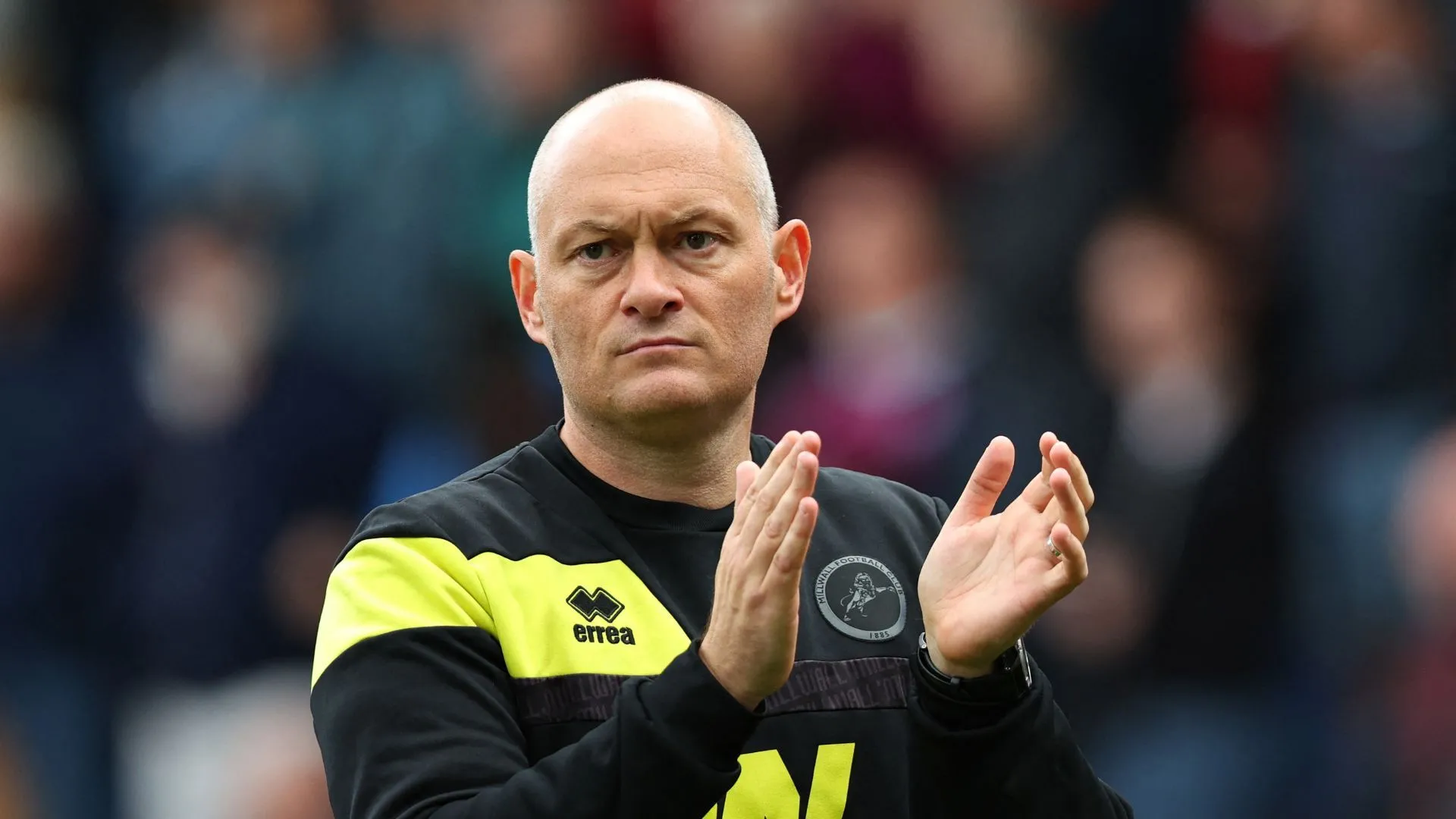 HLV Alex Neil của Millwall với phong thái điềm tĩnh, người được kỳ vọng sẽ phát triển lứa cầu thủ trẻ đầy tiềm năng