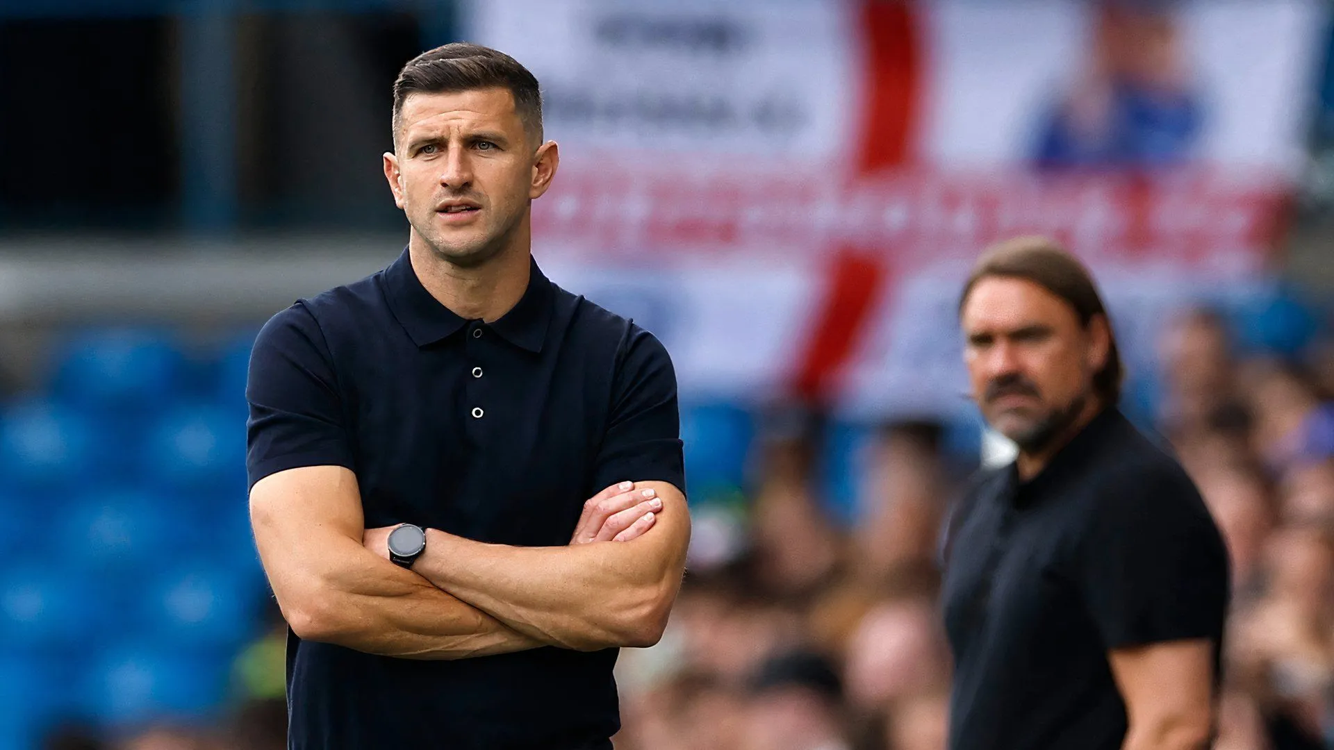 HLV John Mousinho của Portsmouth trong trận đấu căng thẳng, thể hiện tinh thần quyết tâm đối đầu Southampton.