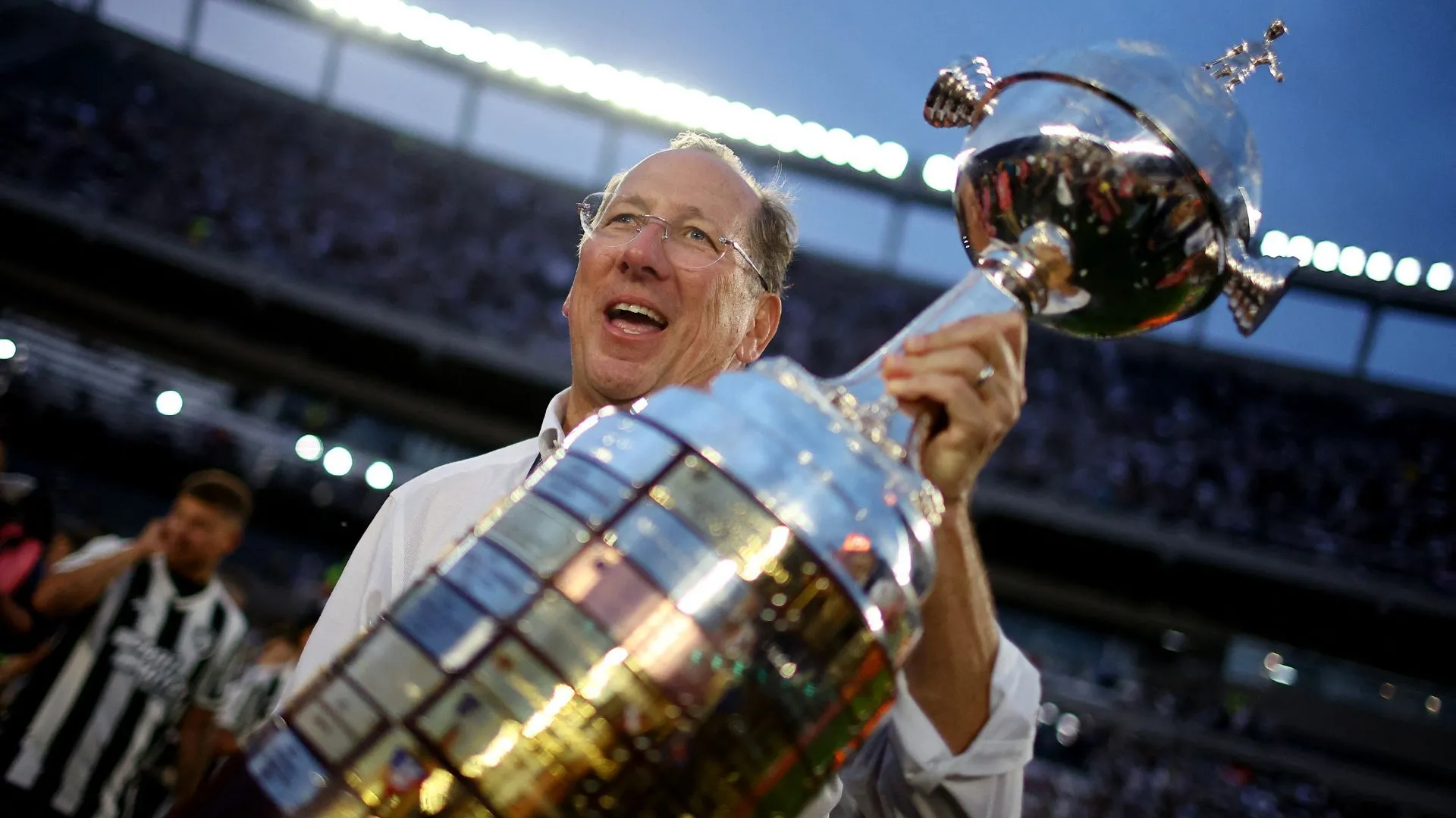 John Textor ăn mừng cùng cúp Copa Libertadores, thể hiện kinh nghiệm quản lý bóng đá quốc tế