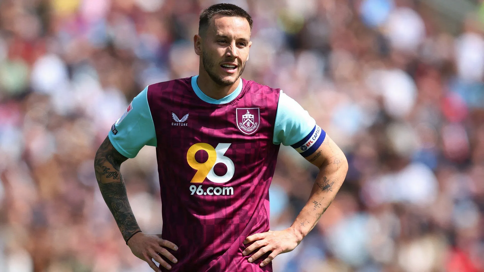 Josh Brownhill thi đấu ở vị trí tiền vệ trung tâm, thể hiện phong độ đỉnh cao trong màu áo Burnley tại Championship.