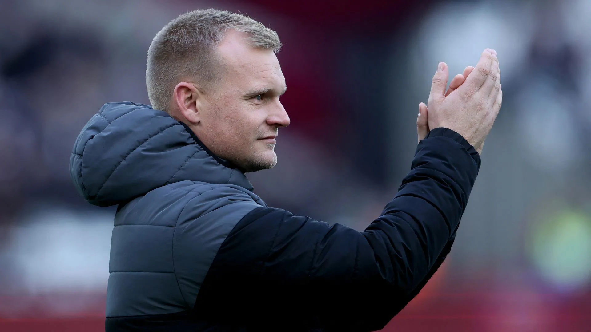 Liam Manning vỗ tay cổ vũ nhưng đội Norwich City vẫn thiếu niềm tin sân nhà