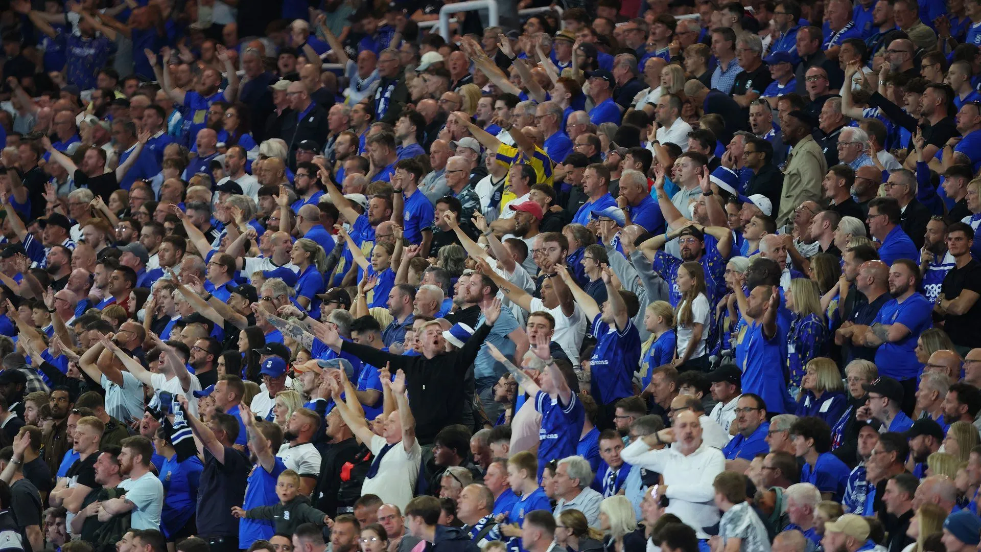 Người hâm mộ Birmingham City cổ vũ cuồng nhiệt trong một trận đấu tại St. Andrew's, thể hiện sự ủng hộ với định hướng phát triển mới của CLB