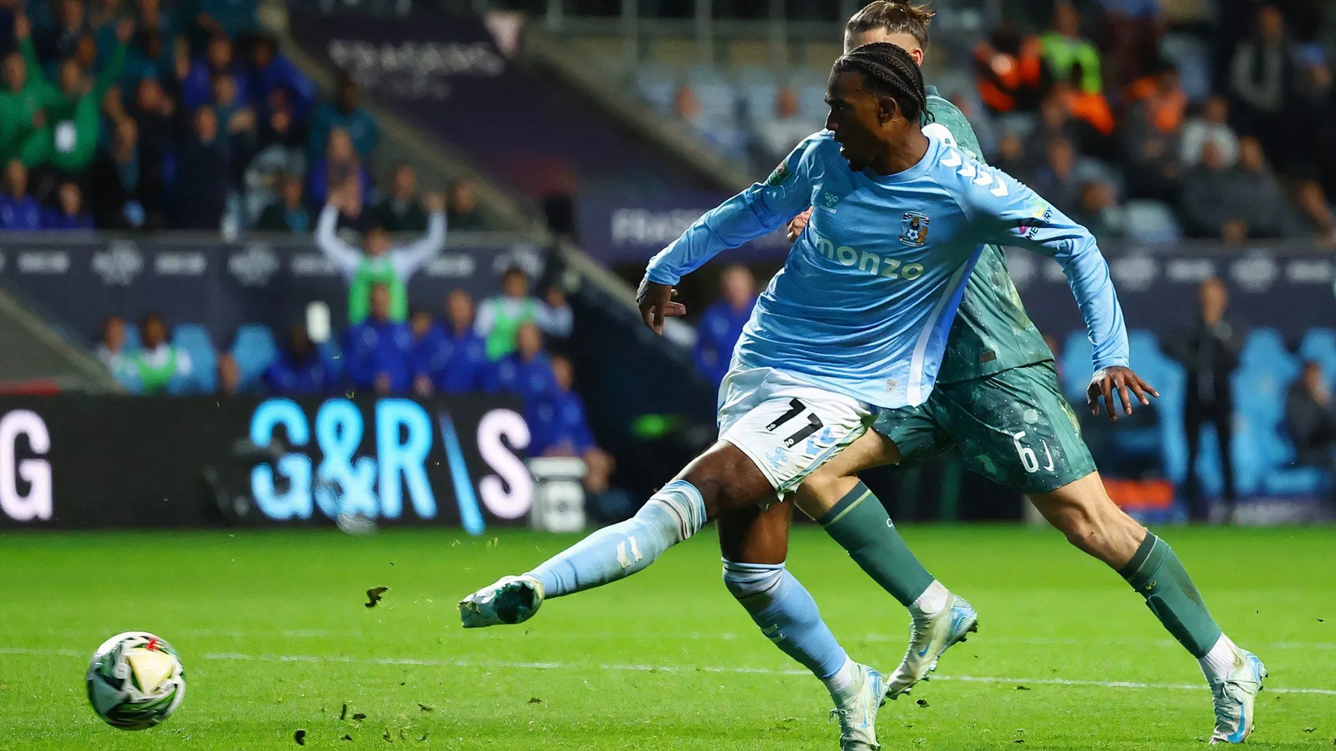 Tiền đạo Haji Wright của Coventry City trong một pha tấn công quyết định