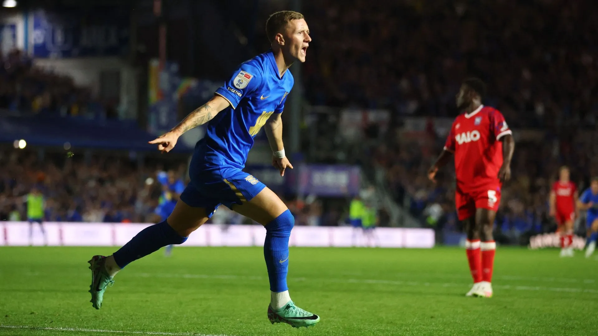 Tiền đạo Jay Stansfield của Birmingham City ăn mừng bàn thắng trên sân St Andrews