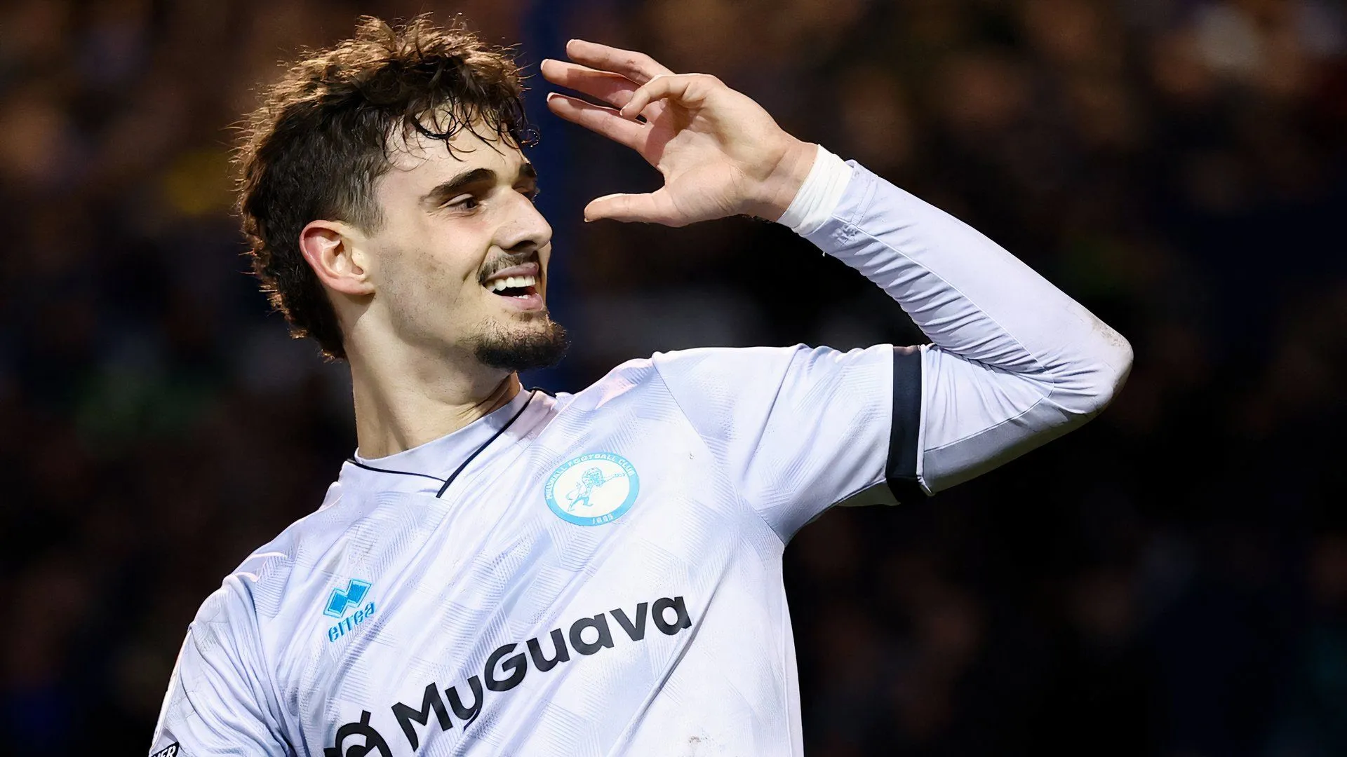 Tiền đạo trẻ Mihailo Ivanovic trong màu áo Millwall, một trong những bản hợp đồng tiềm năng của CLB