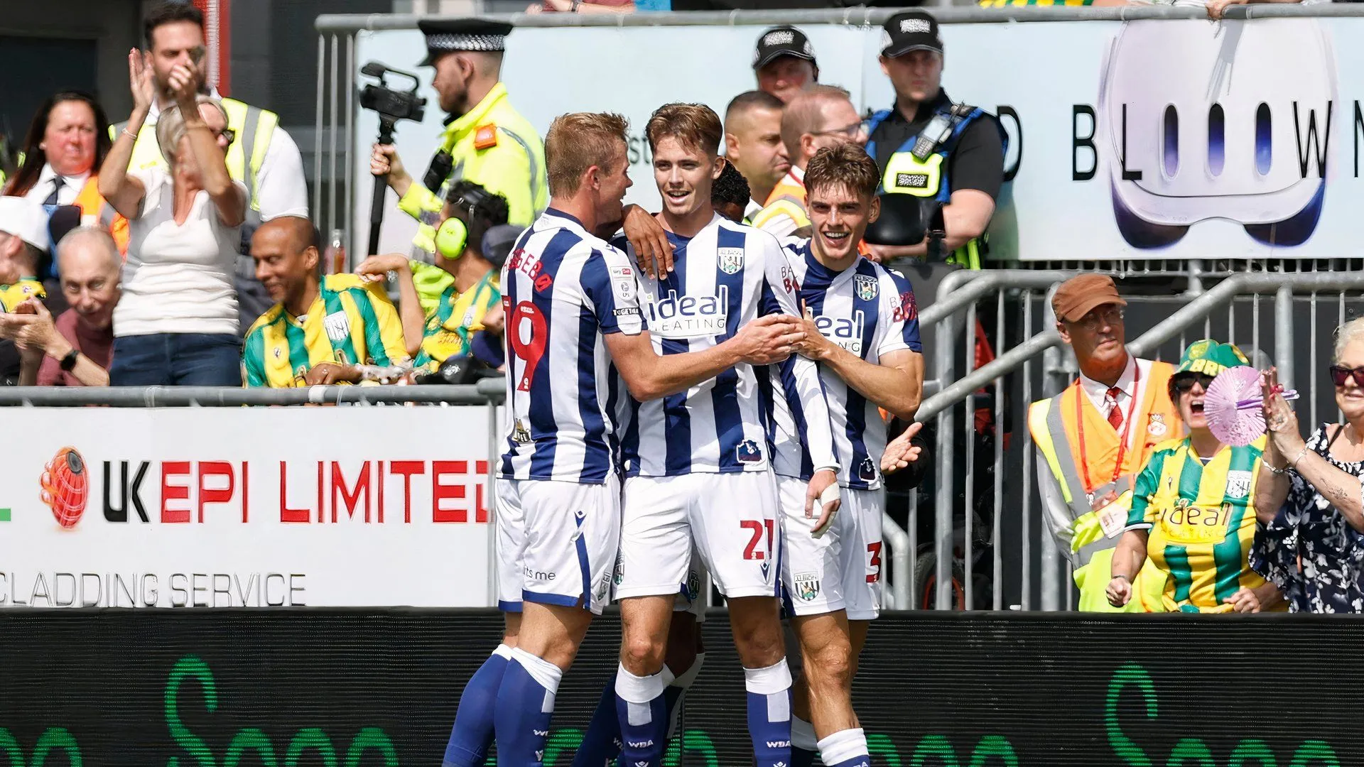 Tiền vệ Isaac Price ghi bàn cho West Bromwich Albion trong trận đấu