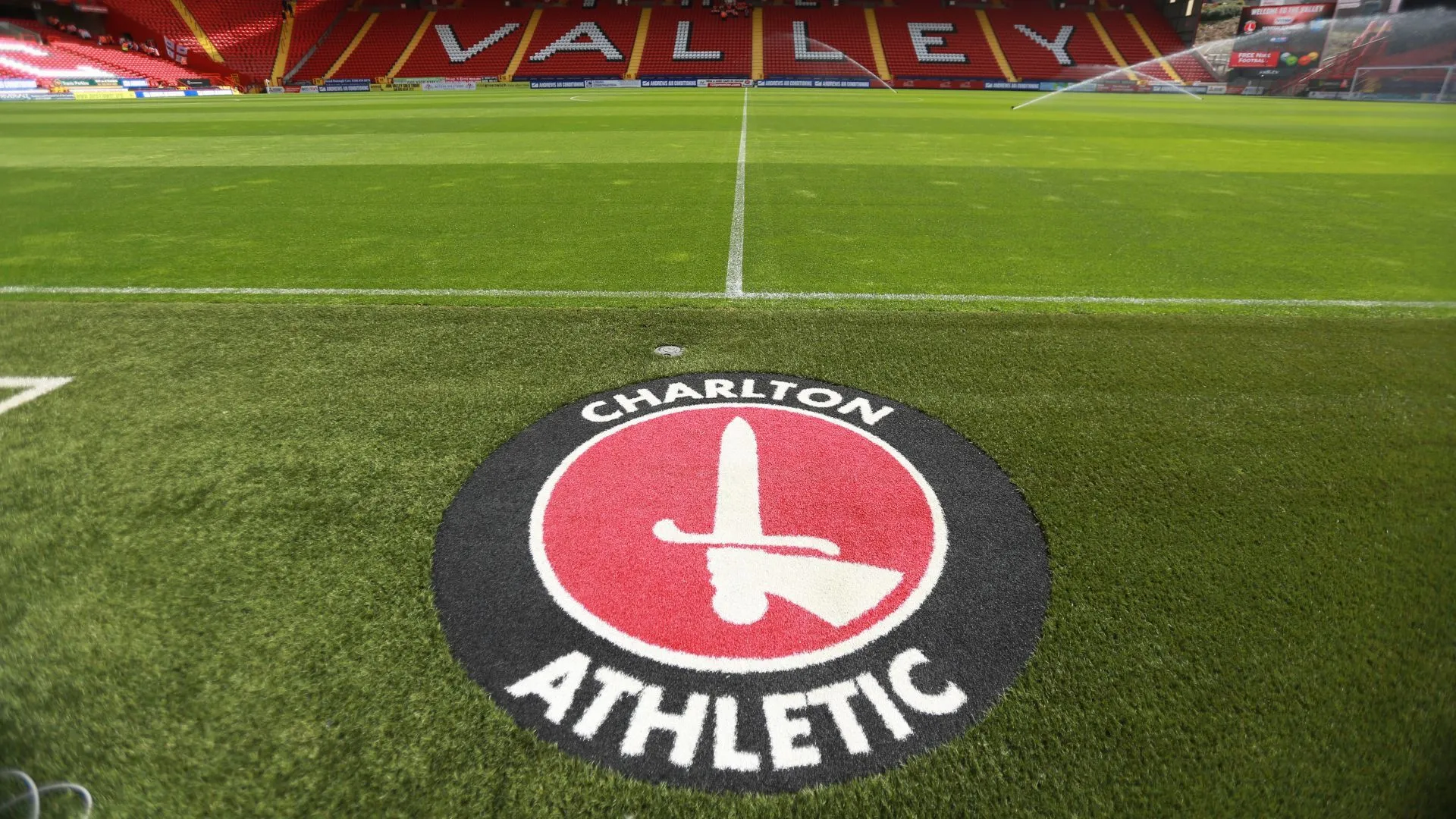 Toàn cảnh sân vận động The Valley, sân nhà của Charlton Athletic, biểu tượng cho chính sách trẻ hóa đội bóng