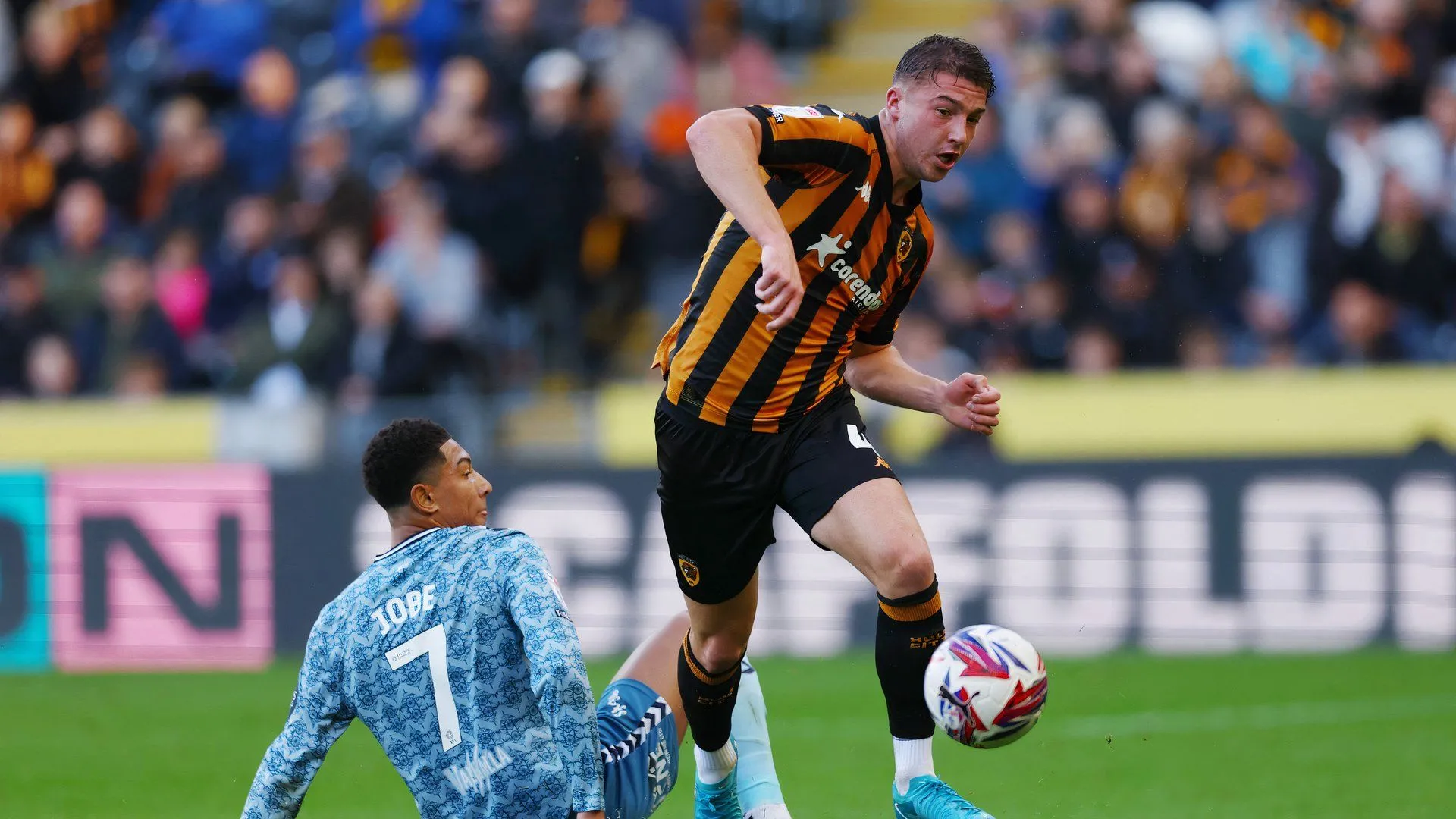 Trung vệ trẻ Charlie Hughes trong màu áo Hull City thi đấu đầy tự tin
