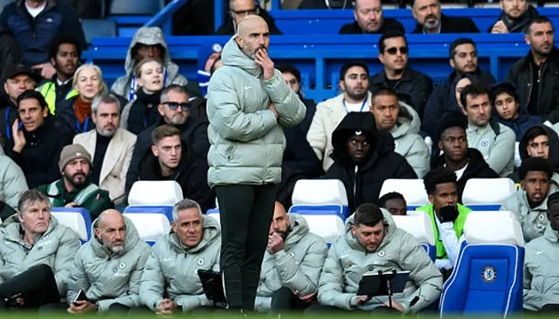 Enzo Maresca lo lắng trên đường biên khi Chelsea đối mặt nhiều khó khăn chiến thuật.