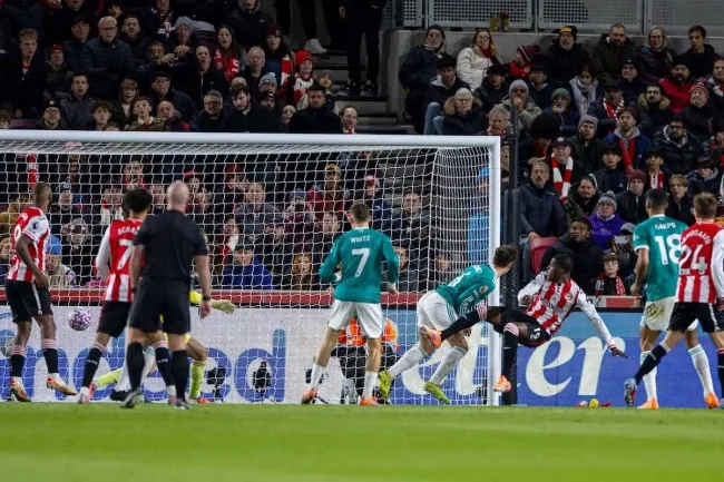 Liverpool bị khai thác ở các pha bóng cố định dẫn đến bàn thua trong Ngoại hạng Anh