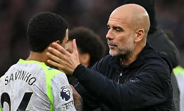 Pep Guardiola trầm tư sau thất bại, đặt ra câu hỏi về lựa chọn nhân sự và phương án tấn công.