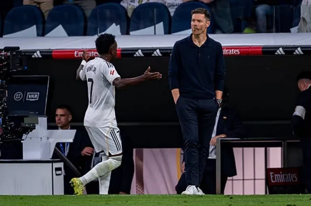 Vinicius phản ứng khi bị thay ra ở Bernabeu, cảnh báo về tâm lý cầu thủ biểu tượng